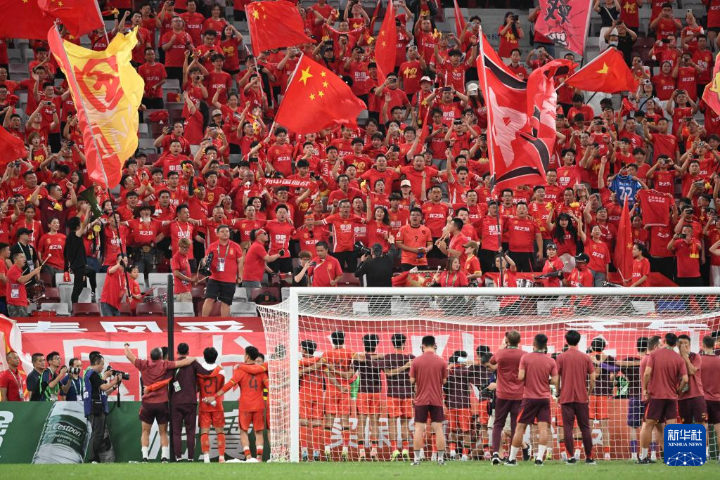 铁血奋战，球队终极胜利晋级足球赛决赛的简单介绍