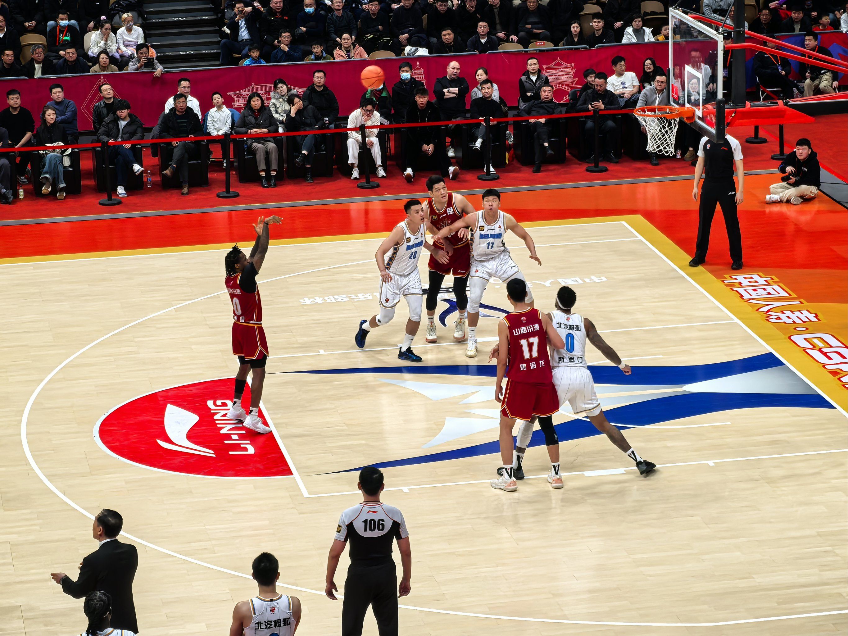 球员们在场上尽展风采,比赛精彩纷呈 球员们在场上尽展风采,比赛精彩纷呈