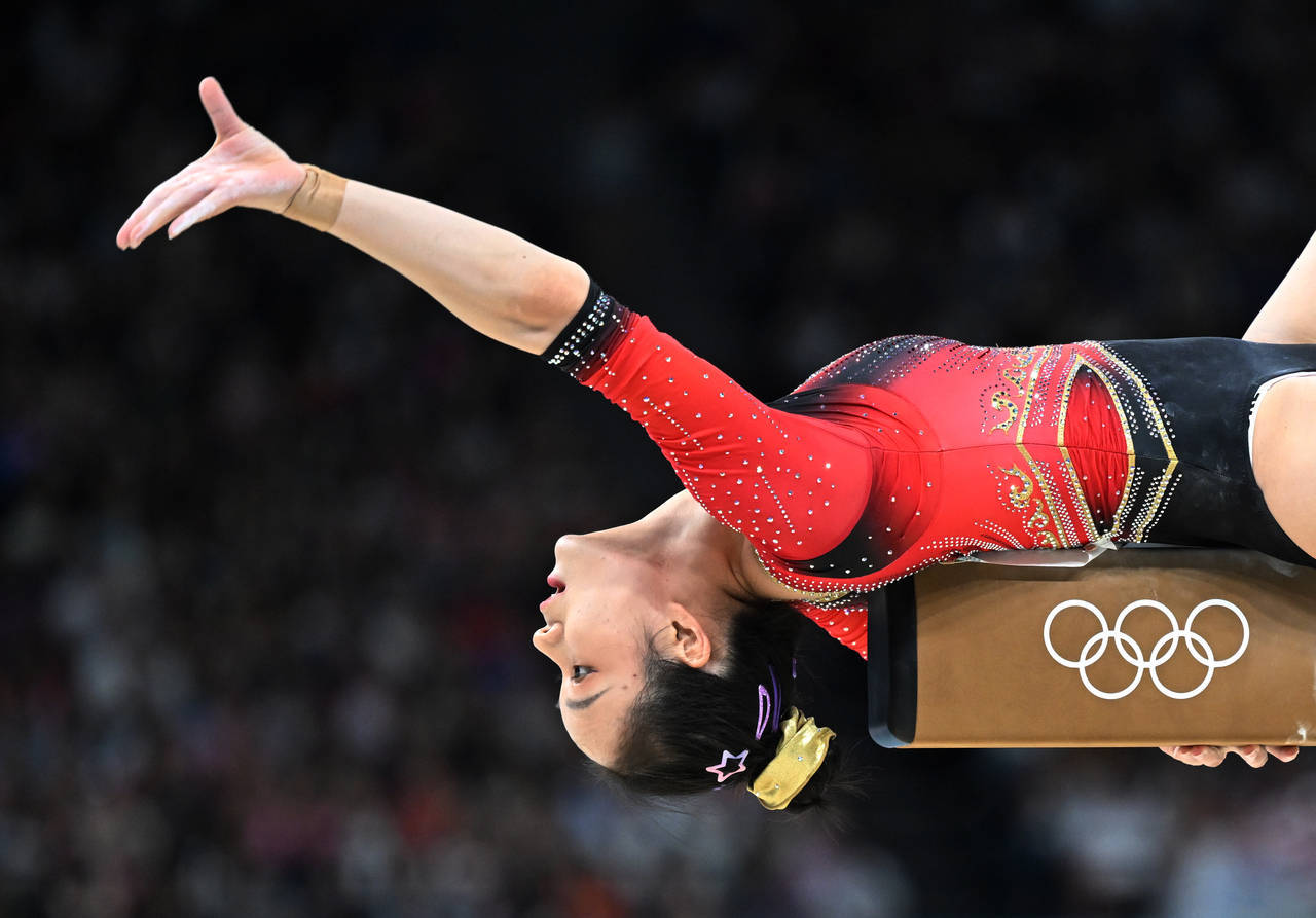 竞技体操选手演绎高难度技巧惊艳的简单介绍