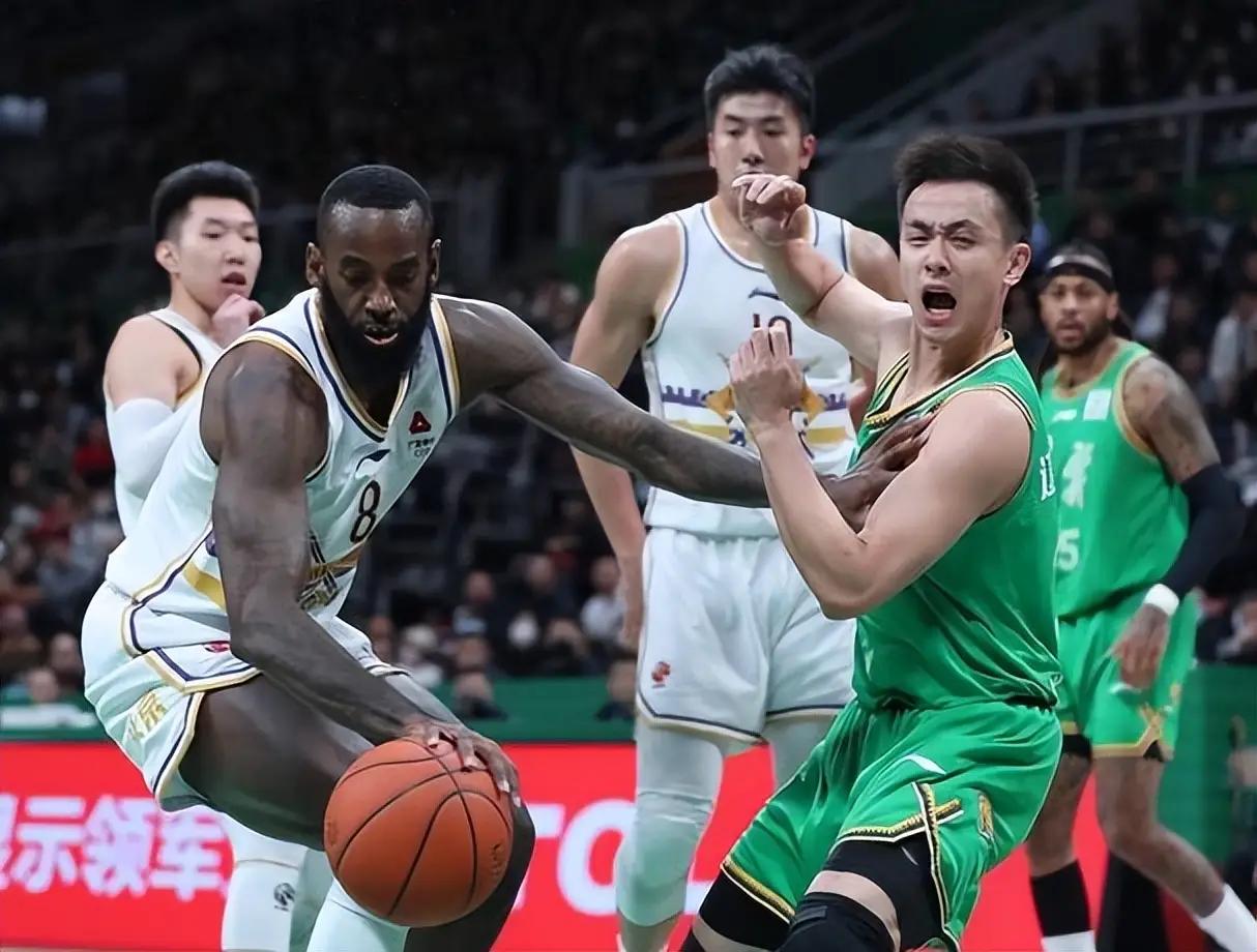 新疆男篮与山东队交手，西部领袖之争