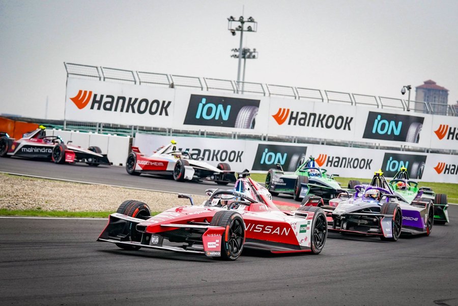 赛车场外新闻不断，话题热度爆表的简单介绍