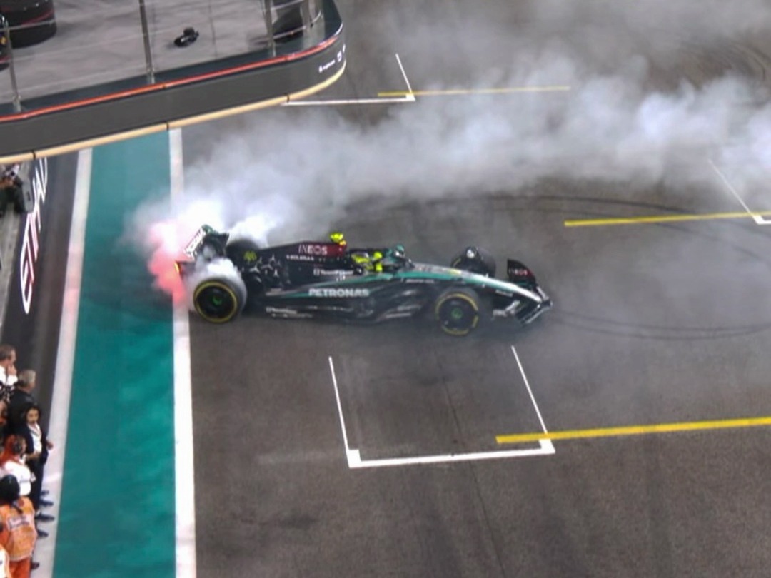 梅赛德斯轻取哈斯车队，汉密尔顿点燃赛场的简单介绍