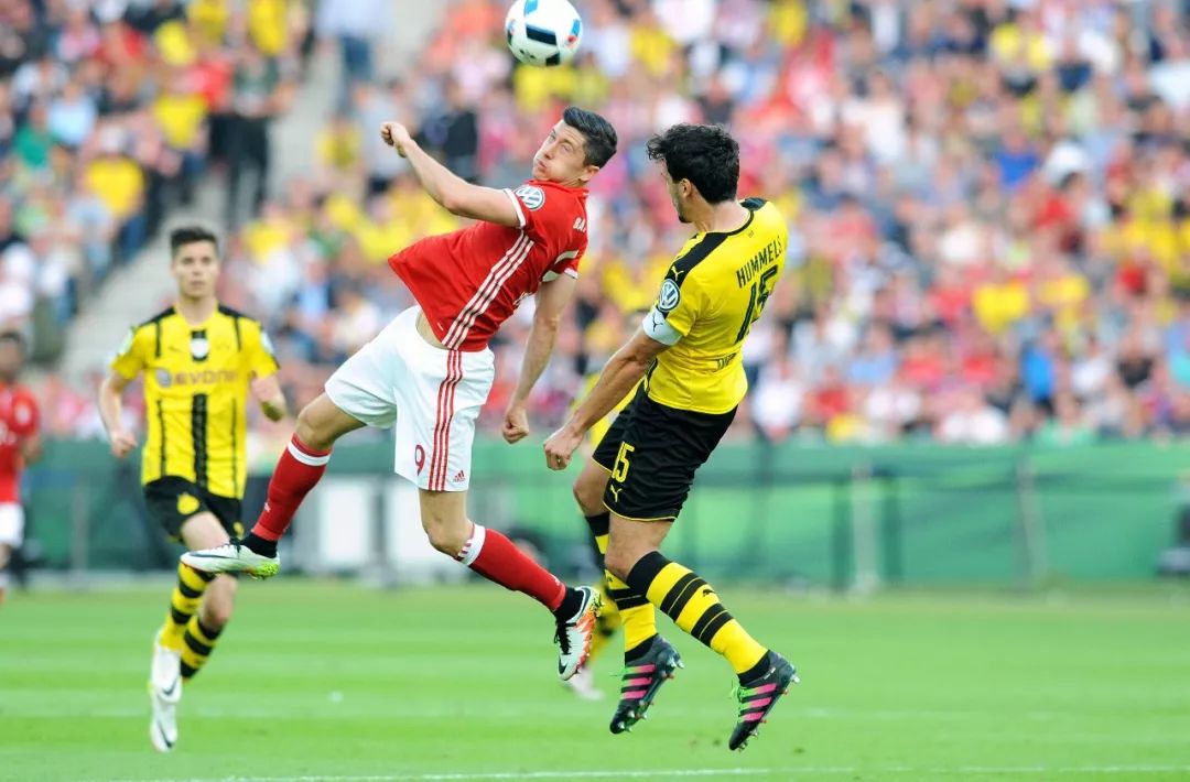 希腊鏖战西班牙，莱万点燃赛场