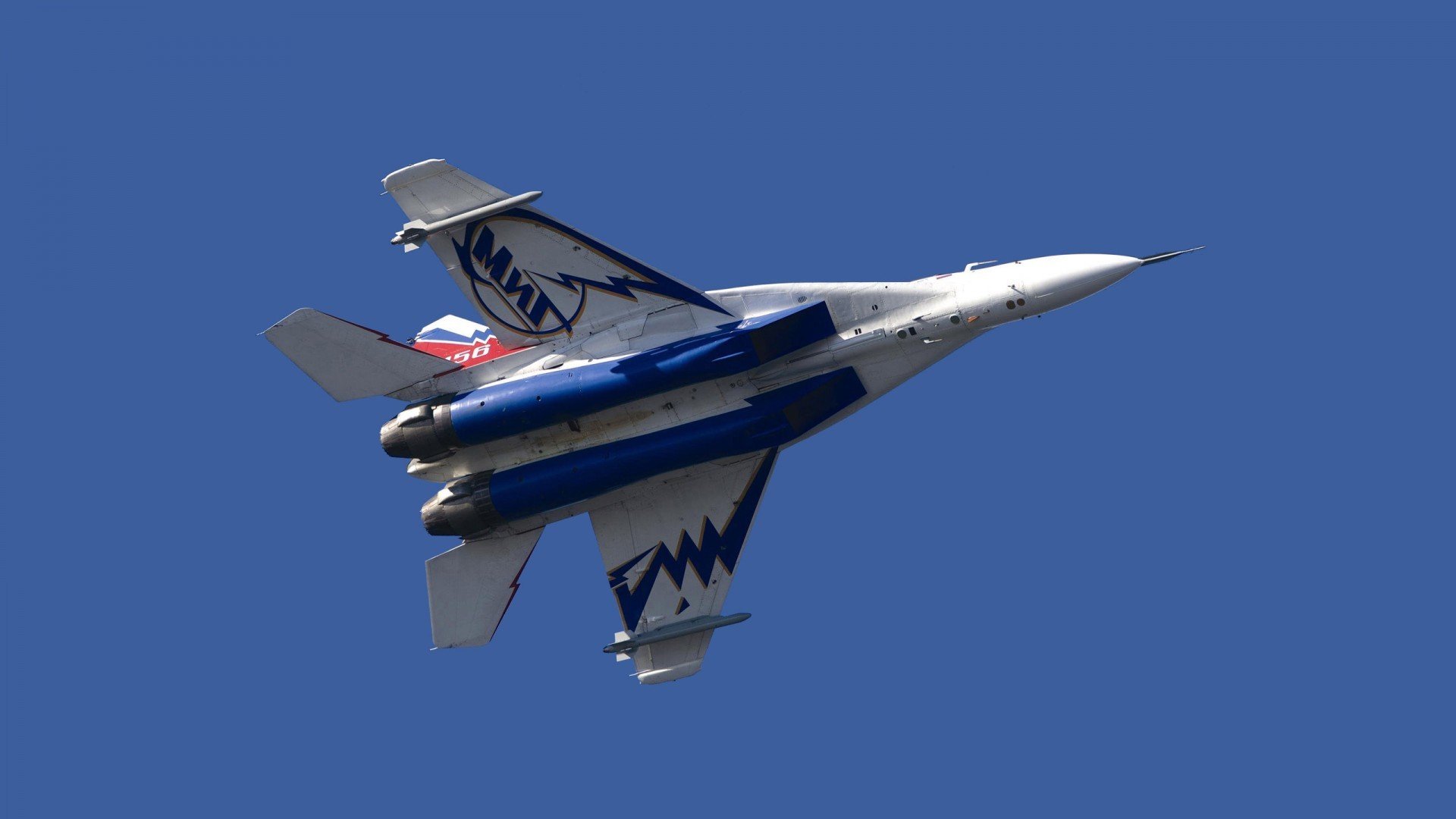 决赛前夜，在雷鸣的缝隙中，贝恩如一枚无声的、精准的箭头