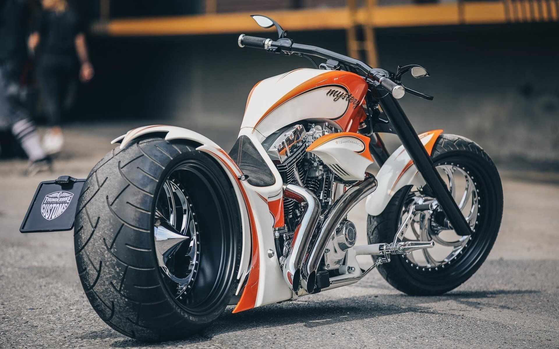 当荷兰橙色暂停，莱万让比赛为他奔跑